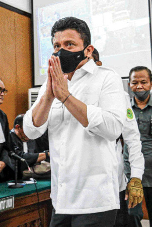 TERUS BERLANJUT: Terdakwa kasus pembunuhan Brigadir Yosua Hutabarat, Ferdy Sambo bersiap mengikuti sidang lanjutan di PN Jakarta Selatan, Rabu (26/10). Sidang itu beragenda mendengarkan pembacaan putusan sela.(MIFTAHUL HAYAT/JAWA POS)