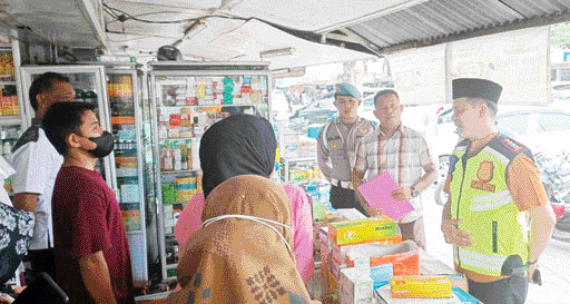 ANTISIPASI: Kapolresta Padang Kombespol Ferry Harahap mengunjungi beberapa apotek di Kota Padang, kemarin. Kegiatan tersebut dilakukan demi memastikan obat-obatan yang dilarang peredarannya tidak diperjual belikan lagi oleh pedagang.(IST)