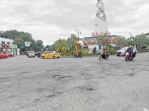 PENUH LUBANG: Kondisi jalan di kawasan Tugu Api, Simpangharu penuh lubang, Senin (17/10). Pengendara diminta hati-hati saat melintas di kawasan ini.(ANDIKA/PADEK)