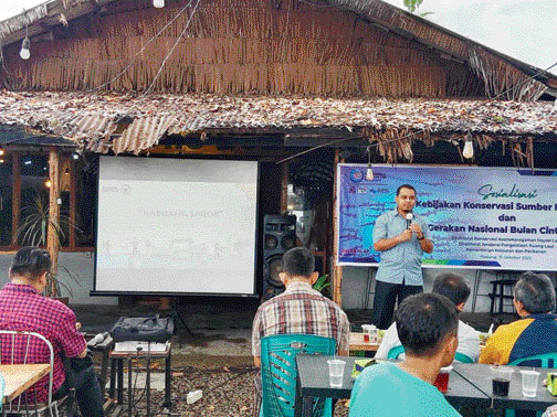SOSIALISASI: PT Semen Padang menyosialisasikan aplikasi Nabung Sarok kepada puluhan nelayan di kawasan Pantai Purus, Sabtu (15/10).(IST)