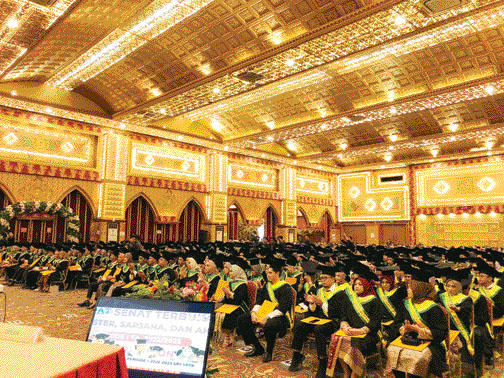 KHIDMAT: Suasana wisuda periode I 2022/2023 UPI YPTK Padang, di UPI convention center, Selasa (18/10).(IST)
