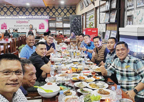 NIKMAT: Pengujung saat menikmati menu makanan yang disajikan oleh Rumah Makan Pongek Or Situjuah.(IST)