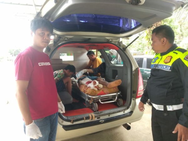 DIRAWAT: Salah seorang korban lakalantas yang terjadi Sabtu (8/10) di jalan Jorong Kampung Dondang menuju Aurjaya Sitiung V mendapatkan perawatan.(IST)