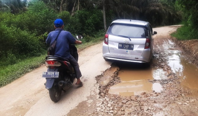 SULIT DILALUI: Pengendara kesulitan melewati jalan Nagari Aieamo menuju Malaro karena rusak parah.(IST)