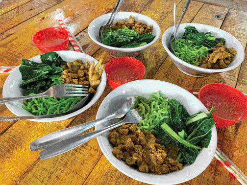 UNIK: Mi Ayam Hulk, inovasi baru mi ayam yang berwarna hijau.(RIZKI ATI HULWA/PADEK)