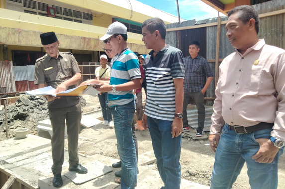 PERBAIKAN: Komisi I DPRD Kota Solok mengunjungi lokasi revitalisasi Pasar Raya Solok beberapa waktu lalu.(IST)