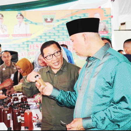 SURPLUS MADU: Gubernur Sumbar didampingi Kadis Kehutanan Yozarwardi Usama Putra meninjau salah satu stan pada Festival Madu, Minggu (2/10).(IST)
