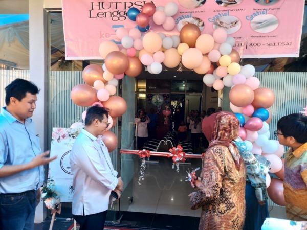GUNTING PITA: Owner RSIA Lenggogeni Hj. Agustin Darwis, BSc. MARS melakukan pengguntingan pita didampingi Direktur Utama PT Lenggogeni Care Centre Dr. dr Bobby Indra Utama, Sp.OG (K) Urogin. RE dan Dr.dr. Dovy Djanas, SpOG (KFM) Sabtu (1/10).(IST)