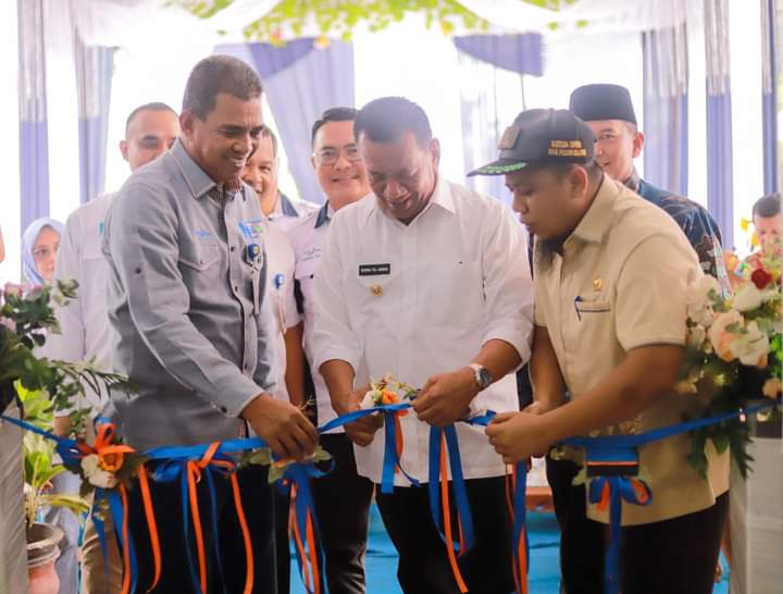 Bupati Pessel, Rusma Yul Anwar, dengan didampingi Direktur Operasional Bank Nagari, Syafrizal, Ketua DPRD, Ermizen, dan Pemimpin Cabang Bank Nagari Painan, Helfiyanrika, saat melakukan pengguntingan pita.(IST)