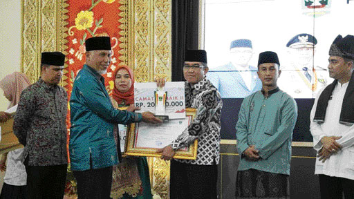 BERPRESTASI: Gubernur Sumbar Mahyeldi memberikan penghargaan kepada Rahmad Hidayat, beberapa waktu lalu.(IST)