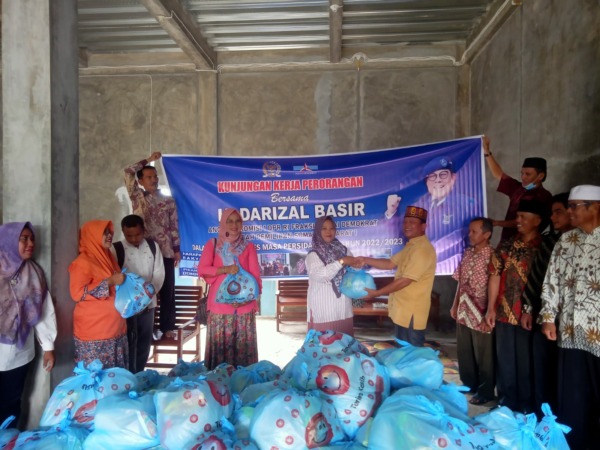 Darizal Basir, melalui Tenaga Ahli (TA), Suherman, ketika menyerahkan bantuan kepada pengurus masjid dan mushola di Masjid Nurul Munir Salido, Kecamatan IV Jurai, kemarin (14/10).(IST)