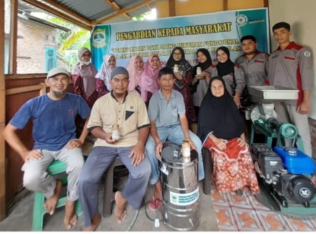 BERI PERHATIAN: Tim PKM Program Studi Teknologi Industri Pertanian Universitas Dharama Andalas Padang melakukan kegiatan kepada pelaku usaha mikro kecil dan menengah, baru-baru ini.(IST)