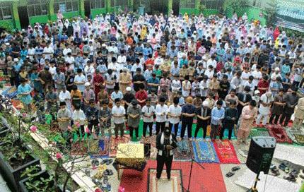 PEMBINAAN MENTAL: Para murid SD Islam Raudhatul Jannah Payakumbuh ketika melakukan salat berjamaah di halaman sekolah. Ini merupakan salah satu upaya pembenahan mental para peserta didik.(IST)