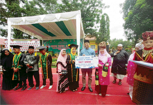 APRESIASI: Penyerahan tiket umrah secara simbolis kepada penghafal Al Quran di SMA Negeri 3 Payakumbuh, Sabtu (29/10).(IST)