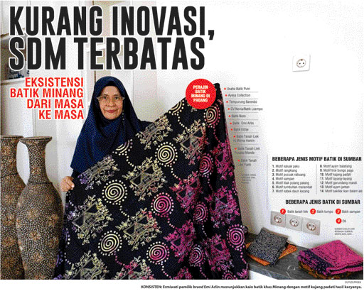 Konsistensi: Ermiwati pemilik brand Emi Arlin menunjukan kain batik khas Minang dengan motif kanjang padati hasil karyanya. (Suyudi/Padek)