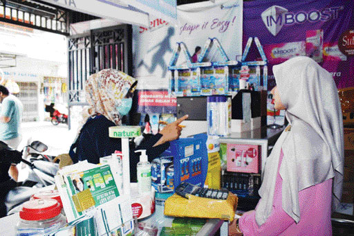 PENGAWASAN: Tim BBPOM di Padang, Dinkes Provinsi Sumbar dan Dinkes Kota Padang menyarankan kepada salah satu apotek yang ada di Kota Padang untuk memasukkan obat sirup ke dalam dus, Senin (24/10).(IST)