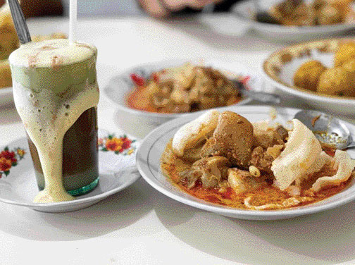 LEZAT: Lontong tunjang yang ditawarkan Kafe Rajo Durian di Bypass Kayugadang Padang.(IST)