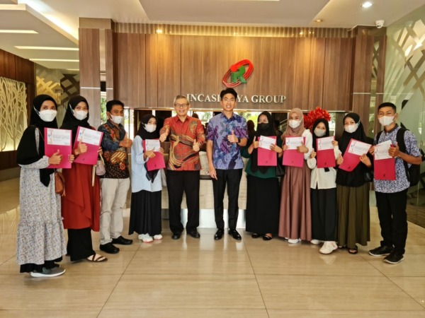 Penerima beasiswa foto bersama perwakilan manajemen Incasi Raya Group, Ayrton Angriawan dan Sekretaris Yayasan Sumadi, Vincentius Oei.