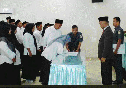 JAGA NETRALITAS: 33 orang Panwascam Kabupaten Pasbar dilantik oleh Ketua Bawaslu Pasbar Emra Patria, Jumat (28/10) lalu.(IST)