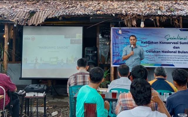 Kepala Unit HSE PT Semen Padang, Musytaqim Nasra dalam sosialisasi aplikasi Nabuang Sarok di di Sekretariat KUB Saiyo Sakato, Flamboyan Baru, Kecamatan Padang Barat.