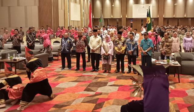 Gubernur Sumbar Mahyeldi, Kepala BPSDMI Kemenperin RI Agus Gunawan, Kadis Pendidikan Sumbar Barlius, dan tamu undangan disambut Tari Gelombang oleh siswa-siswi SMK SMTI Padang.