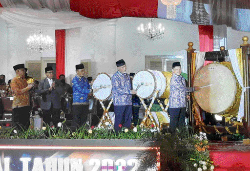 TANDA DIMULAI: Pembukaan MTQ VI Korpri Nasional ditandai dengan pemukulan gandang tambua oleh Gubernur Sumbar Mahyeldi Ansharullah, bersama Mendagri Tito Karnavian, wagub, ketua DPRD dan tamu VIP lainnya, kemarin.(DEWI FATIMAH/PADEK)
