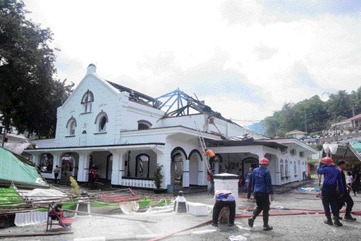 TERBAKAR: Gedung Pusat Kebudayaan Sawahlunto terbakar sekitar pukul 09.30 WIB kemarin. Bagian atap gedung hangus terbakar. Namun konstruksi temboknya masih kokoh berdiri.(HUMAS PEMKO SAWAHLUNTO)