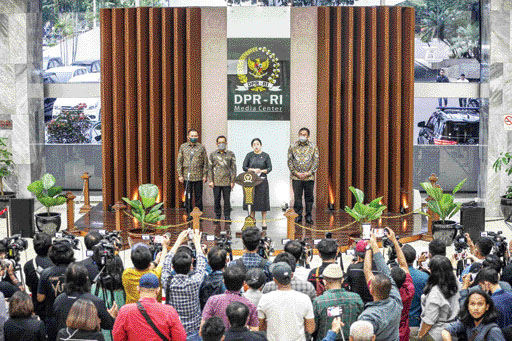 UMUMKAN SURPRES: Ketua DPR Puan Maharani, didampingi Wakil Ketua DPR Rahmad Gobel, dan Lodewijk F. Paulus bersama Mensesneg Pratikno menyampaikan keterangan pers di Gedung Nusantara III DPR, Senayan, Jakarta, Senin (28/11). Mensesneg menyerahkan Surat Pre