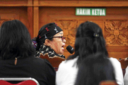 KELUARGA KORBAN: Ibu Brigadir J, Rosti Simanjuntak (tengah) saat memberikan kesaksian di sidang dengan terdakwa Kuat Ma’ruf dan Ricky Rizal sidang lanjutan kasus pembunuhan berencana terhadap Brigadir Nopriansyah Yosua Hutabarat di Pengadilan Negeri Jakar