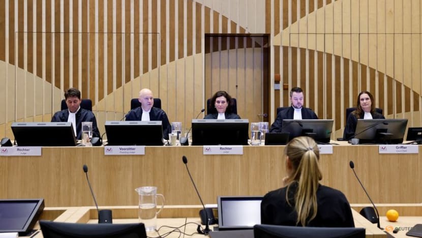 Para hakim duduk di ruang sidang saat pengadilan Belanda mengumumkan putusannya dalam persidangan insiden MH17 di Kompleks Peradilan Schiphol, Badhoevedorp, Belanda, Kamia (17/11)2022). (Foto: REUTERS)