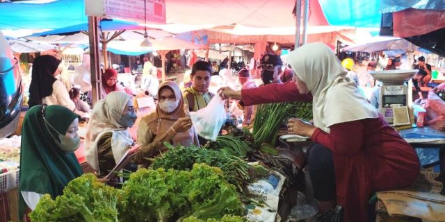 PENGAWASAN: Tim Terpadu Keamanan Pangan Kota Solok saat mengambil sampel sayuran ke salah satu pedagang di kawasan Pasar Raya Solok, Rabu (23/11).(IST)