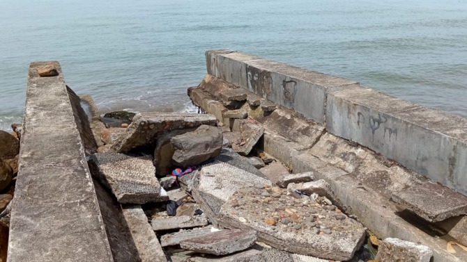 RUSAK: Kondisi batu pemecah ombak di kawasan Pantai Purus yang rusak diterjang ombak, Selasa (22/11). (HAFIDZ/PADEK)