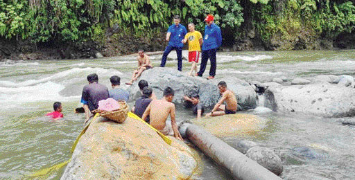 PATAH: Sejumlah pekerja memperbaiki pipa Perumda Air Minum Kota Padang yang rusak diterjang arus sungai di Batang Aiedingin, kemarin.(IST)