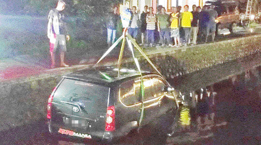 EVAKUASI: Proses evakuasi mobil dari sungai di kawasan Parkit V Kelurahan Airtawar Barat, Minggu malam (20/11).(IST)