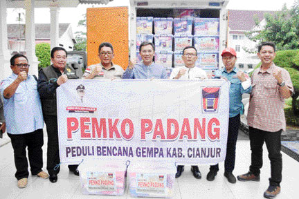PEDULI: Wako Hendri Septa menyerahkan bantuan untuk korban gempa di Kabupaten Cianjur, Provinsi Jawa Barat, Sabtu (26/11).(IST)