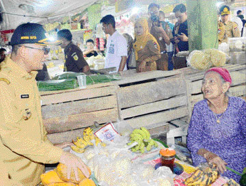 BERDIALOG: Wako Hendri Septa berdialog dengan pedagang di Pasar Nanggalo, Senin (31/10).(IST)