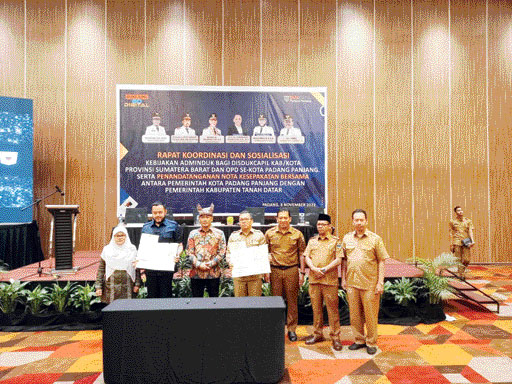 SINERGISITAS: Wako Padangpanjang Fadly Amran lakukan penandatanganan nota kesepakatan bersama Pemkab Tanahdatar disaksikan Dirjen Kependudukan dan Pencatatan Sipil Kemendagri Zudan Arif Fakrulloh, dalam kegiatan rakor dan sosialisasi, Selasa (8/11).(EKARI