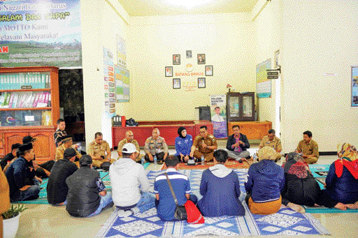 DISKUSI: Bupati Solok Epyardi Asda temu ramah dengan pekerja Pabrik Aqua Solok, Senin (31/10).(IST)