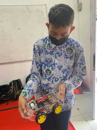 KREATIF: Salah seorang siswa SMP Negeri 4 Padangpanjang memperlihatkan robotik karyanya.(IST)