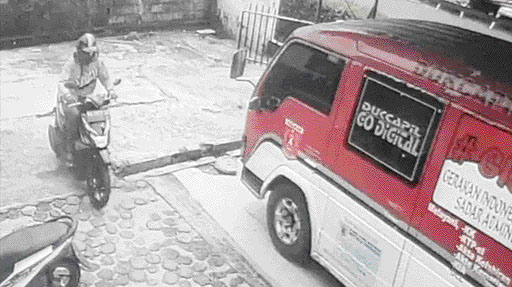 TEREKAM: Tangkapan layar kamera pengawas yang memperlihatkan pelaku curanmor beraksi menggondol motor yang terparkir di Kantor Disdukcapil Agam, Selasa (1/11).(IST)