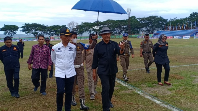 TINJAU GOR: Bupati Solok Epyardi Asda melihat kondisi terkini GOR Batu Batupang setelah dibersihkan, Kamis (3/11).(IST)