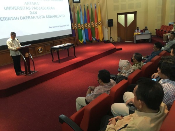 KERJA SAMA: Pemko Sawahlunto memulai kerja sama dengan Unpad ditandai penandatanganan nota kesepahaman antara kedua belah pihak di Gedung Rektorat Unpad, Jatinangor, Sabtu (5/11).(IST)