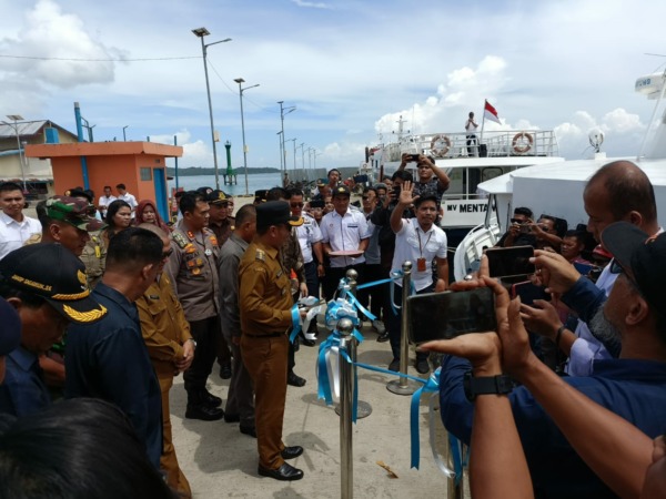 DIRESMIKAN: Penjabat Bupati Kepulauan Mentawai Martinus Dahlan meresmikan layanan transportasi kapal cepat antar pulau.(IST)