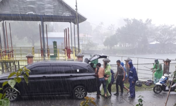 EVAKUASI: Aparat kepolisian bersama warga mengevakuasi Raihan, pemancing yang tersengat listrik di bendungan air PLTA, Muko-Muko, Nagari Kotomalintang, kemarin.(IST)