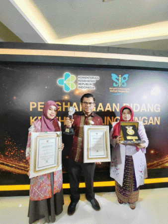 BERPRESTASI: Kota Bukittinggi berhasil meraih penghargaan STBM berkelanjutan dari 5 kementerian, kemarin.(IST)