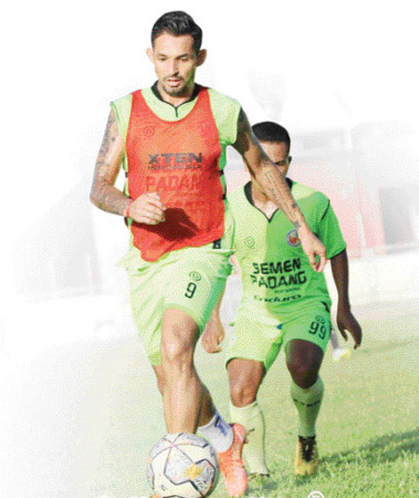 LATIHAN RUTIN: Para pemain Semen Padang FC saat melakukan latihan di GOR H Agus Salim (GHAS) Padang, Rabu (2/11).(INSTAGRAM SEMEN PADANG)