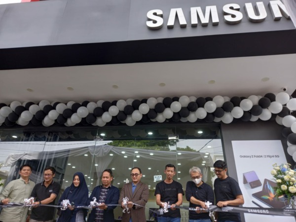 Kehadiran Samsung Experience Store (SES) di Lorus Road Area Jl Patimura No 5 Padang, Sumbar, ditandai dengan pengguntingan pita.