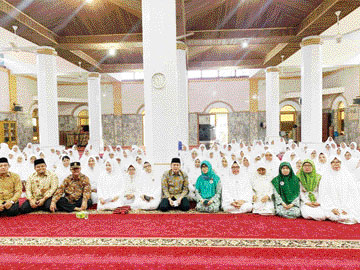 BERSEMANGAT: Kegiatan rutin MTI Kototangah, Minggu (27/11) di Masjid Raya Kototangah, Balaigadang.(RIZKI ATI HULWA/ PADEK)