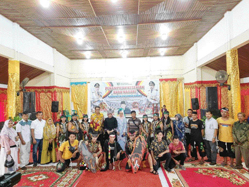 APRESIASI: Anggota DPRD Sumbar Zulkenedi Said menginisiasi pentas seni dan budaya dari tiga suku yang ada di Pasbar beberapa waktu lalu.(IST)