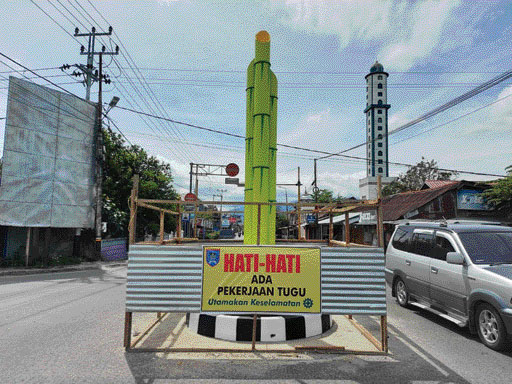 TUGU BARU: Tugu berbentuk bambu dibangun di Simpang Empat Napar, persis di atas bekas tiang lampu sorot yang dipindahkan Pemko Payakumbuh ke kompleks perkantoran baru di Padangkaduduak, Payakumbuh Utara Desember 2021 lalu.(FAJAR RILLAH VESKY/PADEK)